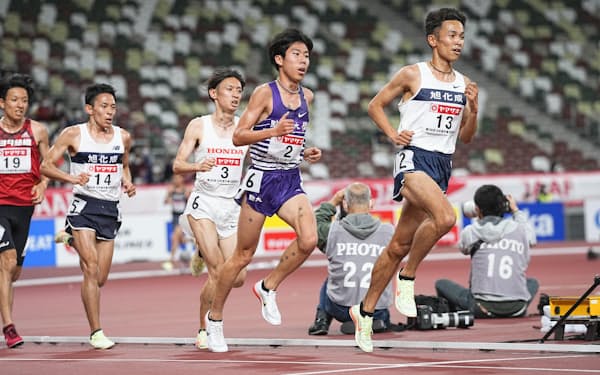 7日、国立競技場で行われた陸上日本選手権男子1万メートル（タイムレース）で力走する相沢晃選手（13）ら＝共同