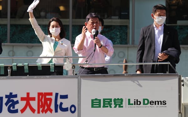 街頭演説する自民党の茂木幹事長㊥（8日、大阪市）