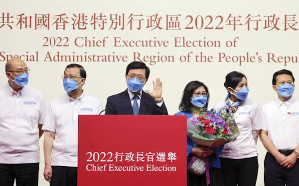 8日、香港行政長官選挙で当選し、あいさつする李家超氏（左から3人目）＝共同