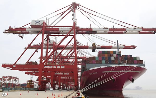 輸入の停滞は中国内需の弱さも映す(4月27日、上海洋山港のコンテナ船)=AP