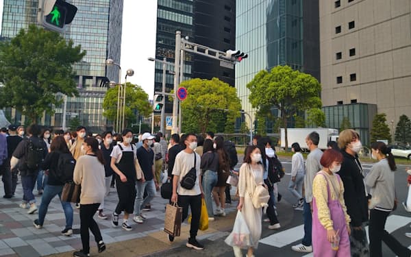 名古屋駅前を通行する人たち（4日）