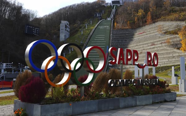 札幌オリンピックミュージアム前に設置されている五輪 マーク。奥は大倉山ジャンプ台