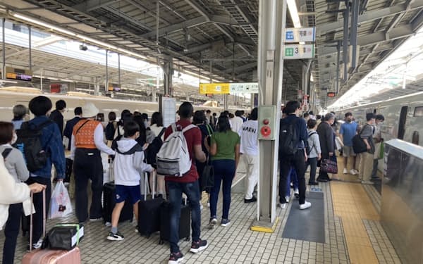 新幹線の利用はコロナ前の約８割に（５日、新大阪駅）