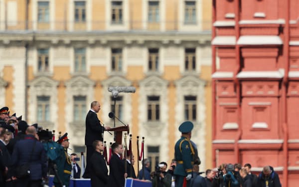 9日、モスクワの赤の広場で演説したプーチン大統領＝ロイター