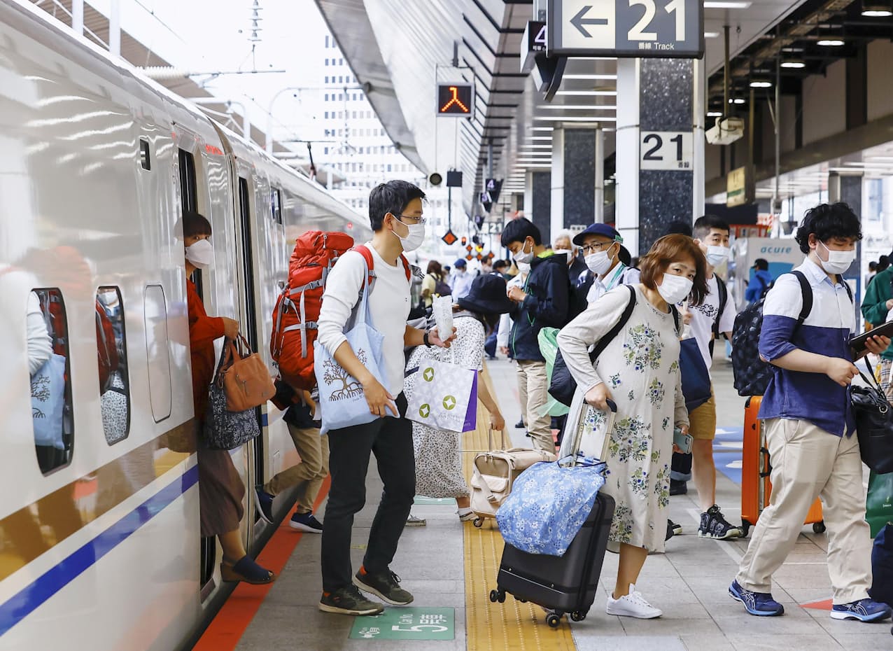 ゴールデンウイーク終盤、利用客で混雑する東北新幹線のホーム（7日、JR東京駅）=共同