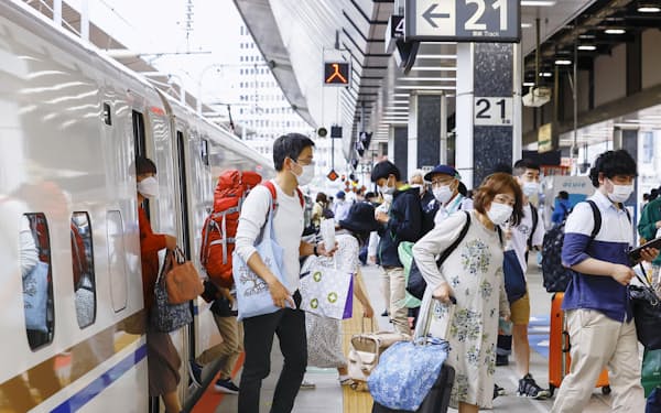 ゴールデンウイーク終盤、利用客で混雑する東北新幹線のホーム（7日、JR東京駅）＝共同
