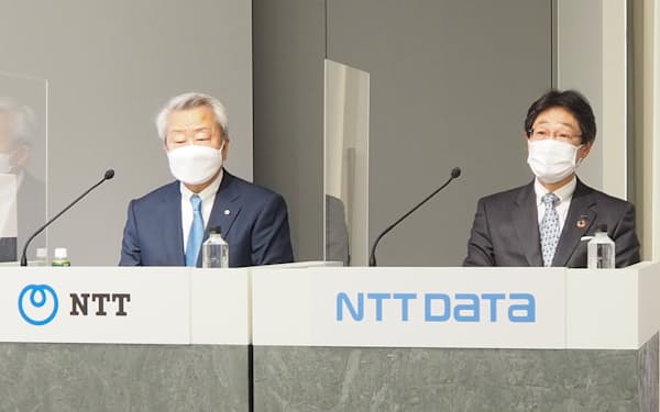記者会見するNTTの澤田純社長（左）とNTTデータの本間洋社長
