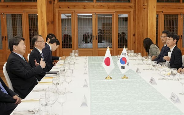 9日、ソウルで韓国の朴振・次期外相（右から2人目）と会談する林外相（左端）＝外務省提供・共同