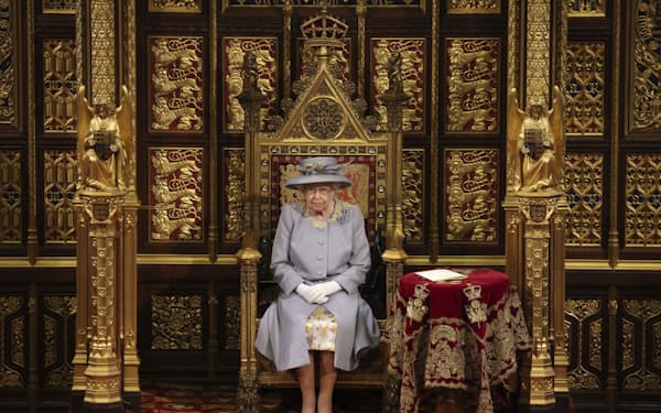 エリザベス女王は10日の英議会での施政方針演説を欠席する（写真は21年5月、英議会）＝AP