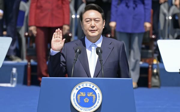 就任宣誓する韓国の尹錫悦新大統領（10日、ソウル）＝聯合・共同