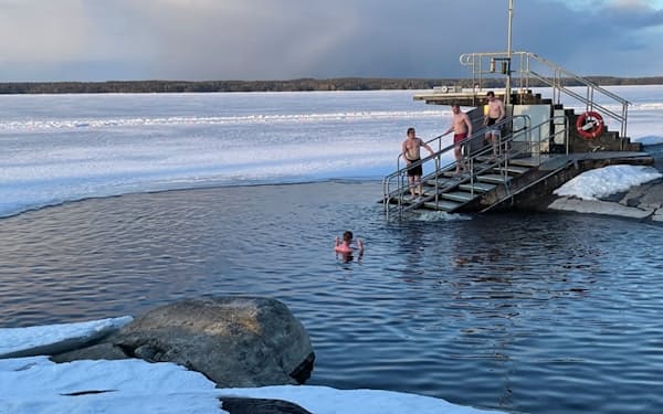 フィンランド中南部の都市タンペレにある湖に面したサウナ。氷結した湖に穴を開け、火照った体を冷水に沈められる
