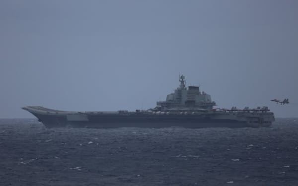 中国海軍の空母「遼寧」=防衛省提供