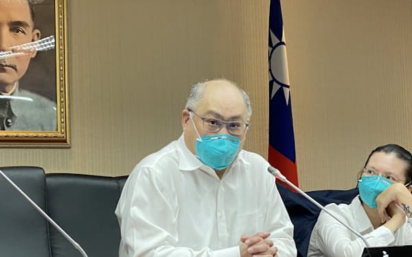 10日、台北での記者会見で中国の人権侵害を批判した李明哲氏