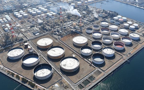 原油貯蔵タンクなどが並ぶ富士石油袖ケ浦製油所（千葉県袖ケ浦市）