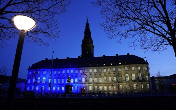 ウクライナ国旗の色に照らされたデンマークの宮殿（９日、コペンハーゲン）＝ロイター