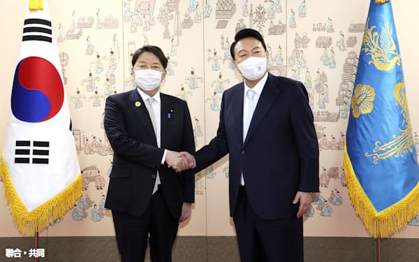  岸田首相の特使として、韓国の尹錫悦大統領(右)と面会する林外相=10日、ソウル(聯合=共同)