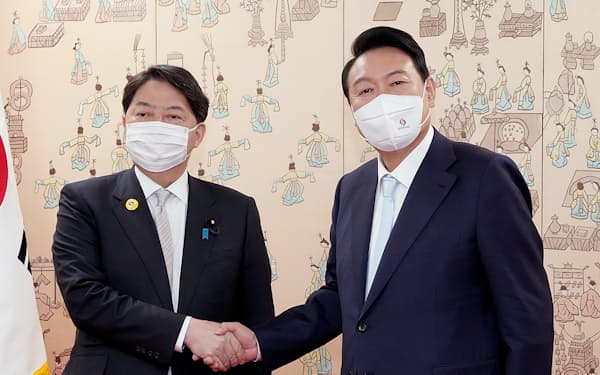林外相（左）は尹大統領（右）に祝意を伝えた（10日、ソウル市内）＝外務省提供