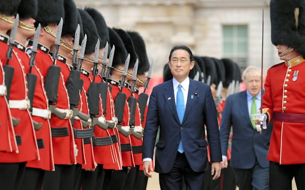 日英首脳会談を前に、栄誉礼を受ける岸田文雄首相（中央）。奥はジョンソン首相（5日、ロンドン）＝共同