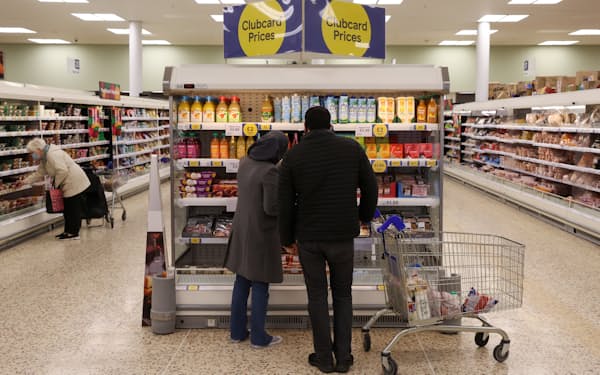 英スーパー業界はコロナ後の消費動向の見極めを急ぐ＝ロイター