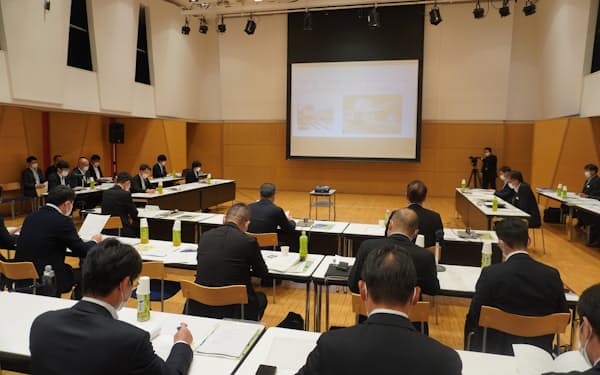 JR西日本などは芸備線の利用促進で第４回の会議を開いた（11日、岡山県新見市）