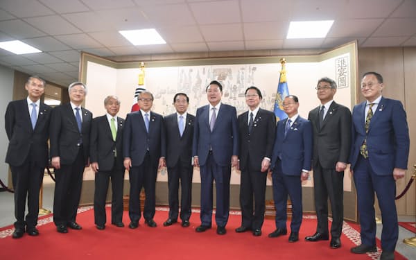 　11日、ソウルの韓国大統領府で写真に納まる尹錫悦大統領（右から5人目）と日韓議員連盟のメンバーら（共同）
