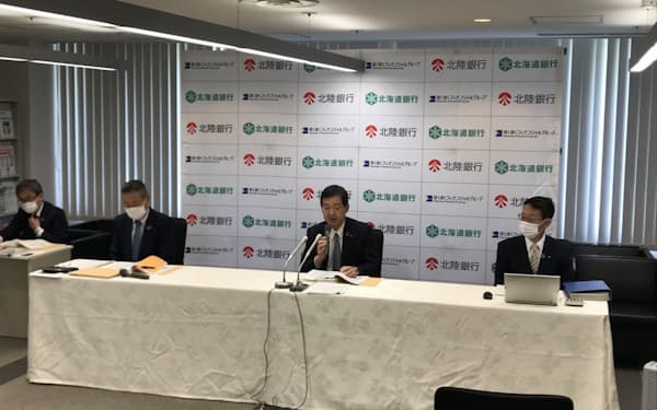 記者会見する北海道銀行の兼間頭取㊥（11日、札幌市）