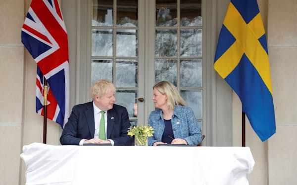 ジョンソン英首相（左）はスウェーデンのアンデション首相と北欧の安全保障について協議した（11日）＝ロイター