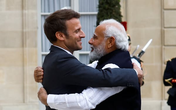 パリで会談したインドのモディ首相㊨とフランスのマクロン大統領（５月）＝ロイター