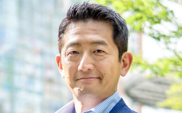 日本と米国でスタートアップを複数起業後、ミクシィ・アメリカの最高経営責任者（CEO ）を経て、2013年にスクラムベンチャーズを創業。80社超の日米スタートアップに投資。
