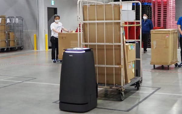 2台のロボットで挟むことで、様々な形状の荷物を運べる