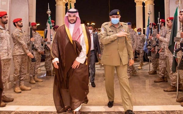 サウジアラジアを訪問したパキスタンのカマル・ジャビド・バジュワ陸軍参謀長㊨（2020年、リヤド）＝サウジ通信・ロイター