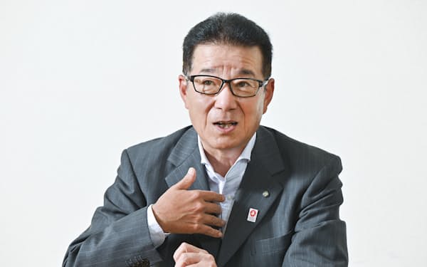 インタビューに答える日本維新の会の松井一郎代表（11日、大阪市中央 区）