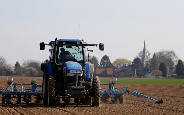 フランスではウクライナ侵攻を受けて小麦栽培に転換した農家が、降雨の不足に直面している=ロイター