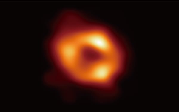 銀河系中心にあるブラックホール「いて座Ａスター」を撮影した画像。中心の黒い部分がブラックホールの影＝EHTコラボレーション提供