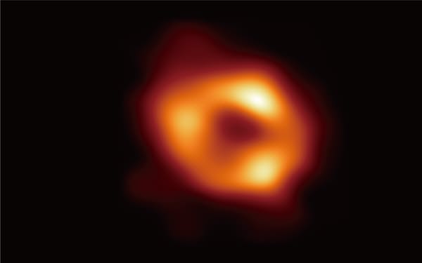 銀河系中心にあるブラックホール「いて座Aスター」を撮影した画像。中心の黒い部分がブラックホールの影=EHTコラボレーション提供