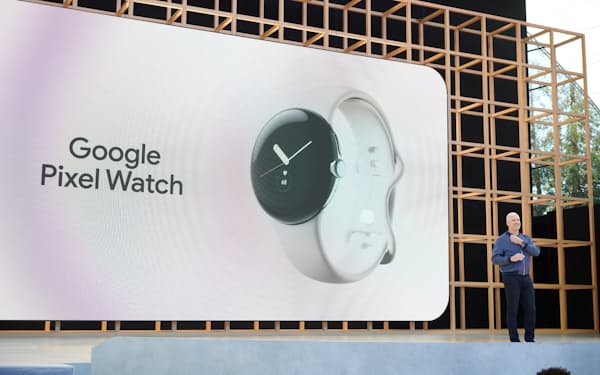 スマートウオッチ「Google Pixel Watch」を発表する米グーグルのオステロー上級副社長 （11日、米カリフォルニア州）