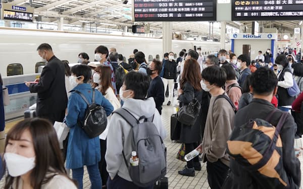 混雑する東海道新幹線のホーム（４月２９日、東京駅）