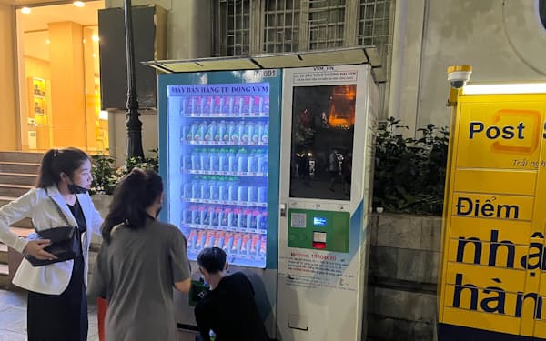 ベトナムでは飲料自販機の普及が予想される。ＧＲＮ以外の企業も展開している（ハノイ）