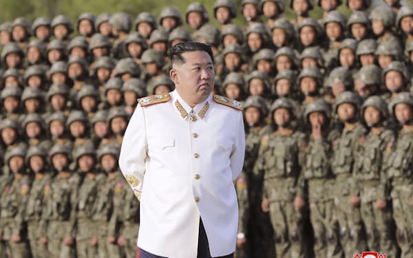 軍事パレードに参加した兵士らとの記念撮影に臨む北朝鮮の金正恩朝鮮労働党総書記（中央、4月27日）=朝鮮中央通信・共同
