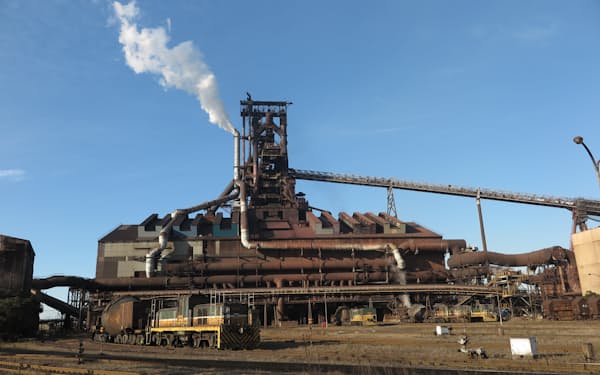 鉄鋼業はエネルギーの消費量が大きい産業の一つ（千葉県の製鉄所）