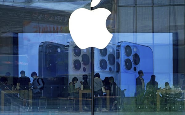 アップルは生産・販売ともに中国に大きく依存する（北京市内のアップルストア）＝AP