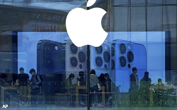 アップルは生産・販売ともに中国に大きく依存する(北京市内のアップルストア)=AP