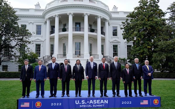 １２日、バイデン米大統領（左から６番目）はＡＳＥＡＮ首脳をホワイトハウスに招いた＝ＡＰ