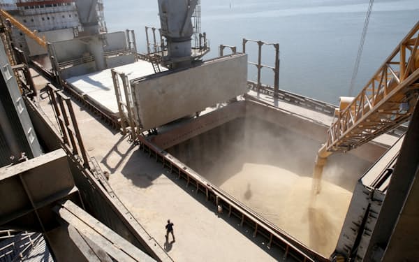 ウクライナ南部の港での穀物の積み込み作業（2013年）=ロイター