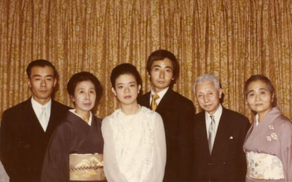 香港で出会った正子（左から３人目）と結婚した（筆者は右隣）