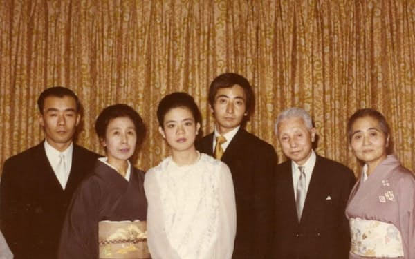香港で出会った正子(左から3人目)と結婚した(筆者は右隣)