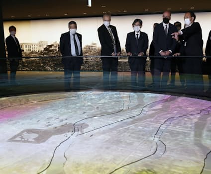 広島市の原爆資料館を視察するEUのミシェル大統領（右から2人目、13日午前）=共同