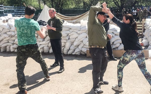 通常なら観光客でにぎわう市内では連日、住民らが軍事訓練に集まる（ウクライナ南部オデッサ）