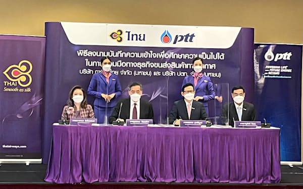 13日、タイ・バンコクで覚書調印式に臨むタイ国際航空とタイ石油公社の幹部