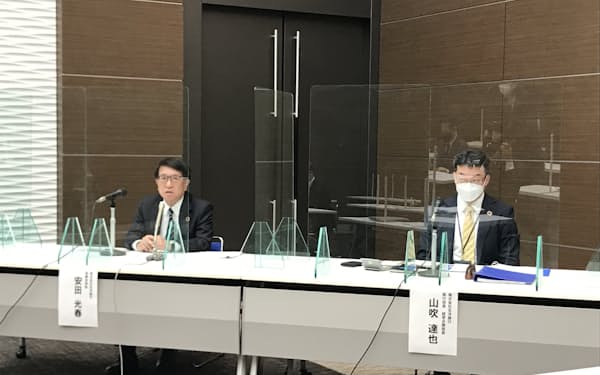 決算発表する北洋銀行の安田光春頭取㊧(13日、札幌市)